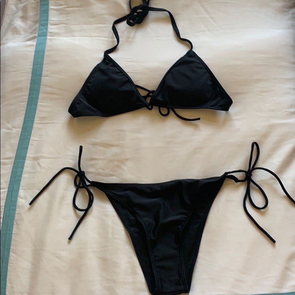 Black string bikini